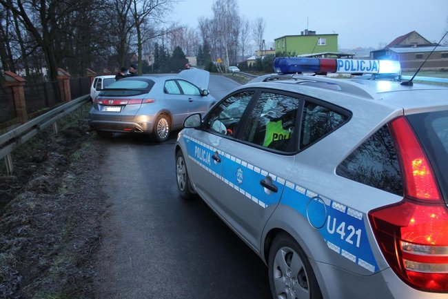 W poślizg na łuku drogi  - zdjęcia