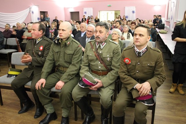 Pamiętają o bohaterach - zdjęcia