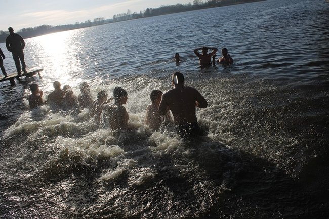 Kąpiel w lodowatej wodzie - zdjęcia