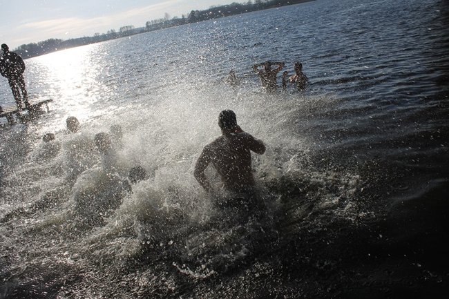 Kąpiel w lodowatej wodzie - zdjęcia