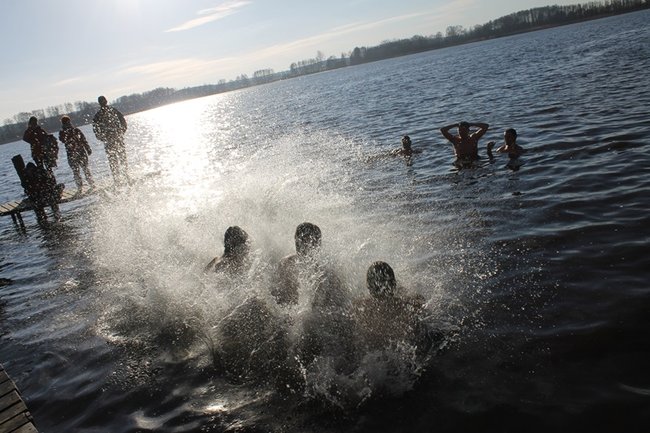 Kąpiel w lodowatej wodzie - zdjęcia