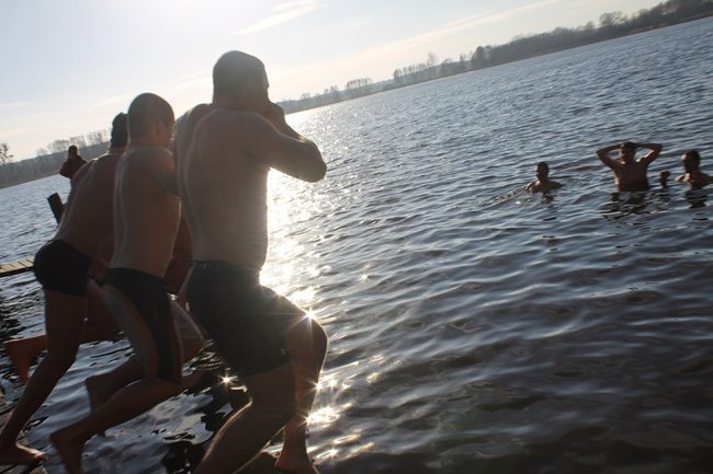 Kąpiel w lodowatej wodzie - zdjęcia