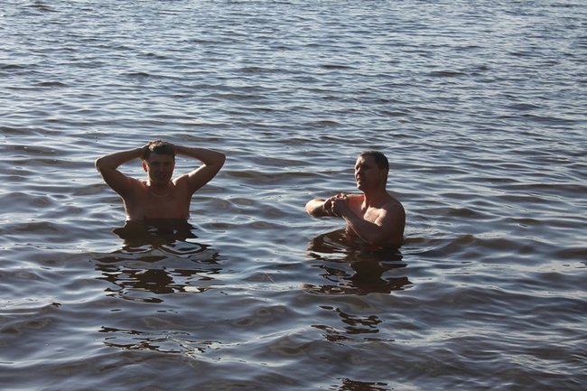 Kąpiel w lodowatej wodzie - zdjęcia