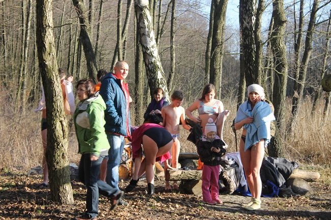 Kąpiel w lodowatej wodzie - zdjęcia