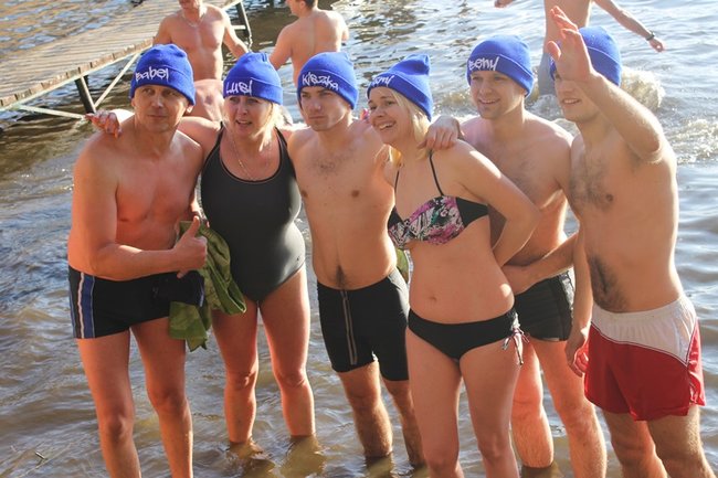 Kąpiel w lodowatej wodzie - zdjęcia