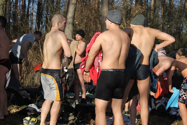 Kąpiel w lodowatej wodzie - zdjęcia