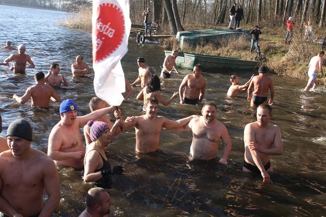 Kąpiel w lodowatej wodzie - zdjęcia