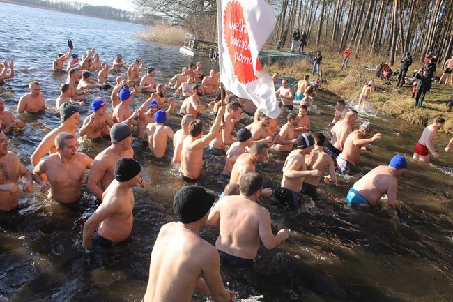 Kąpiel w lodowatej wodzie - zdjęcia