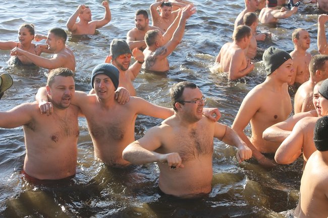 Kąpiel w lodowatej wodzie - zdjęcia