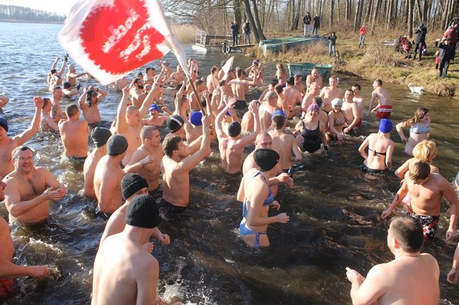Kąpiel w lodowatej wodzie - zdjęcia