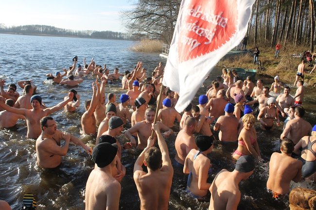 Kąpiel w lodowatej wodzie - zdjęcia