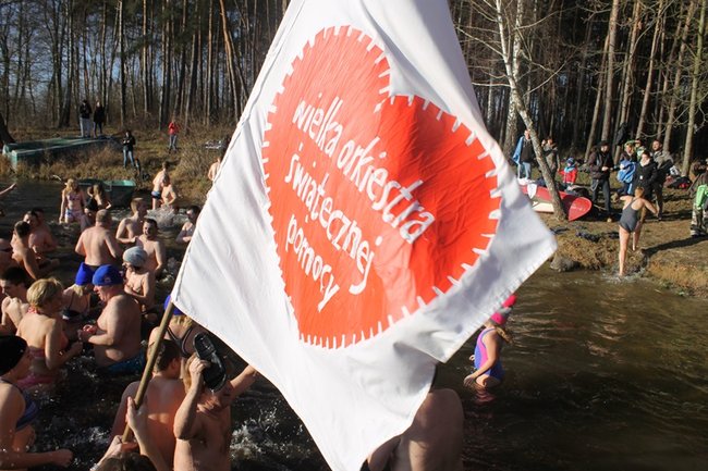 Kąpiel w lodowatej wodzie - zdjęcia