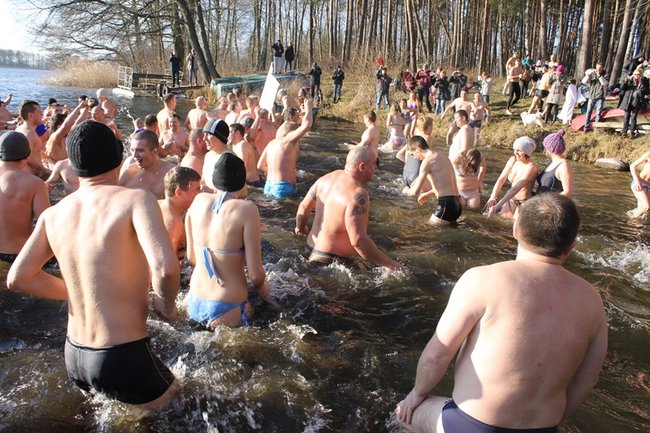 Kąpiel w lodowatej wodzie - zdjęcia