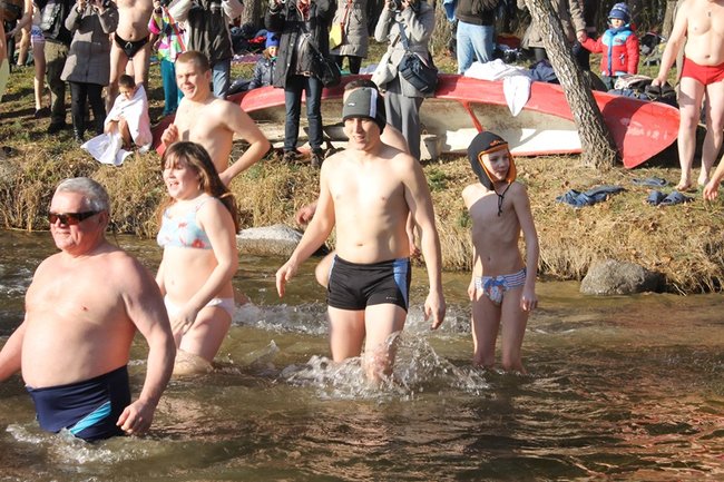 Kąpiel w lodowatej wodzie - zdjęcia
