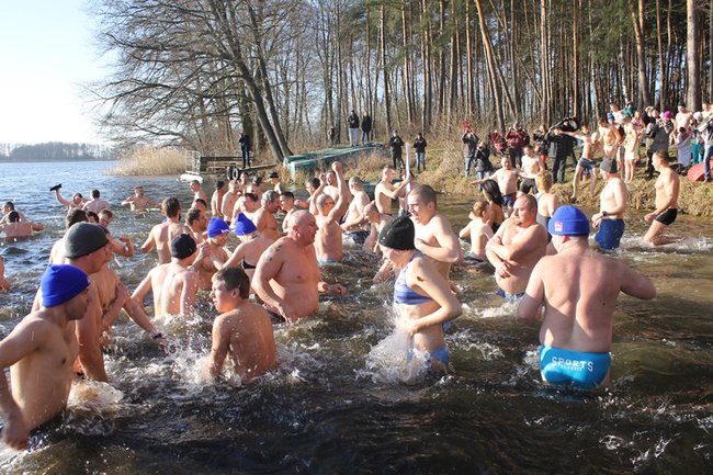 Kąpiel w lodowatej wodzie - zdjęcia