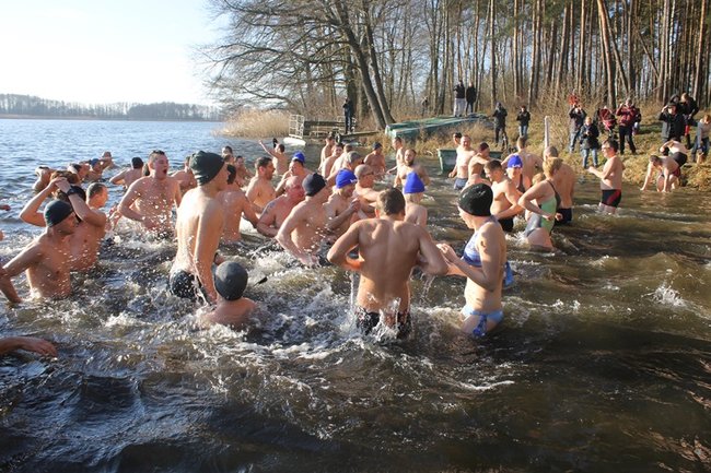 Kąpiel w lodowatej wodzie - zdjęcia