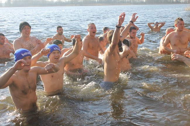 Kąpiel w lodowatej wodzie - zdjęcia
