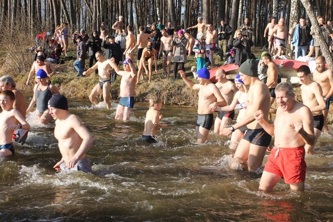 Kąpiel w lodowatej wodzie - zdjęcia