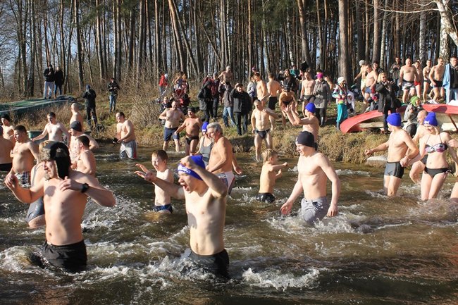 Kąpiel w lodowatej wodzie - zdjęcia