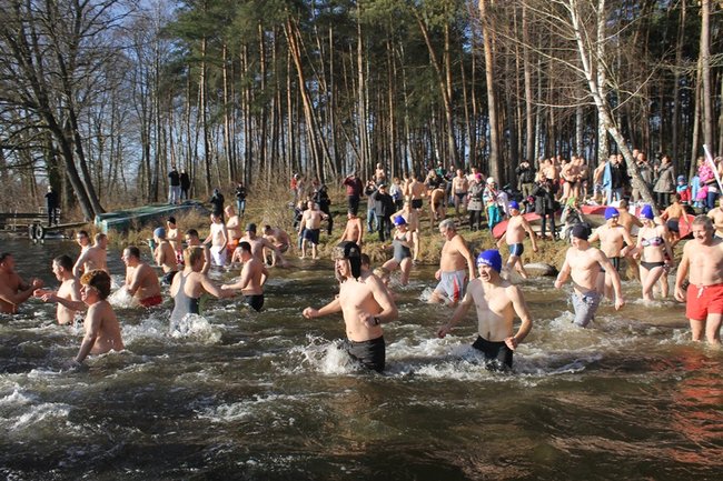 Kąpiel w lodowatej wodzie - zdjęcia