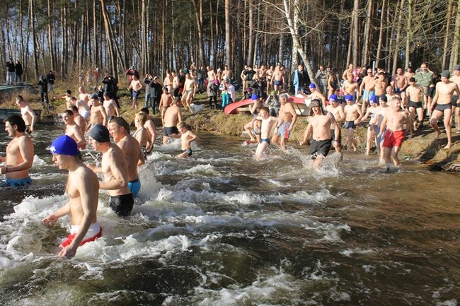 Kąpiel w lodowatej wodzie - zdjęcia