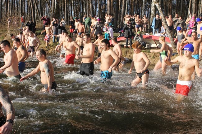 Kąpiel w lodowatej wodzie - zdjęcia