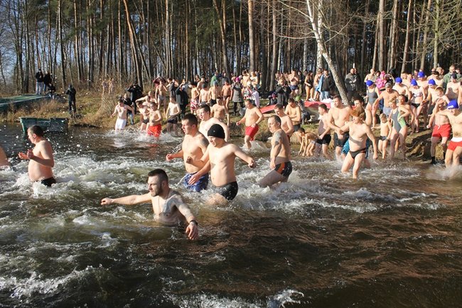 Kąpiel w lodowatej wodzie - zdjęcia