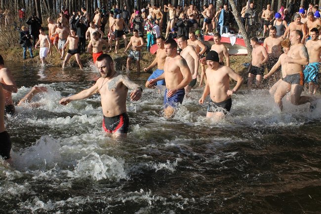 Kąpiel w lodowatej wodzie - zdjęcia