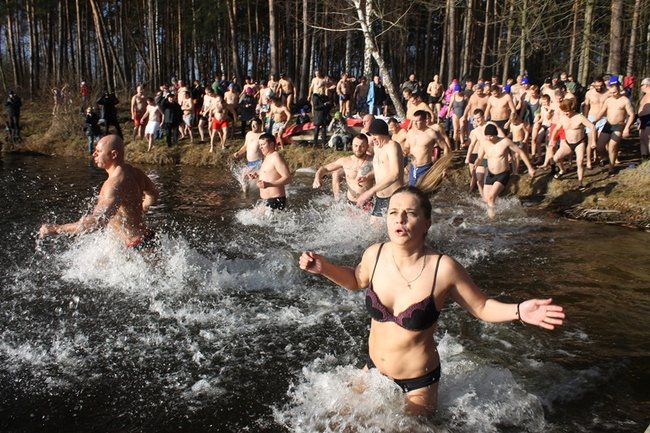 Kąpiel w lodowatej wodzie - zdjęcia