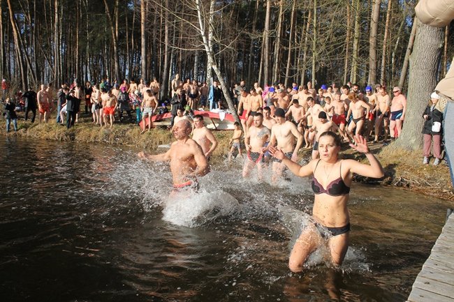 Kąpiel w lodowatej wodzie - zdjęcia