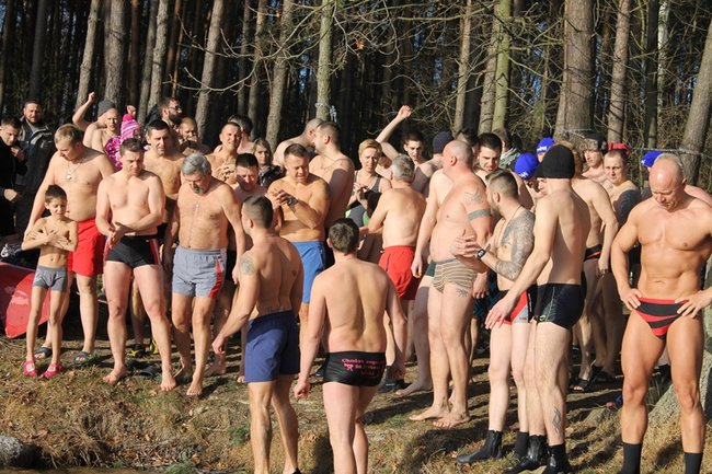 Kąpiel w lodowatej wodzie - zdjęcia