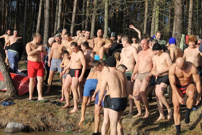 Kąpiel w lodowatej wodzie - zdjęcia