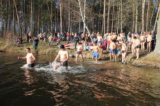 Kąpiel w lodowatej wodzie - zdjęcia
