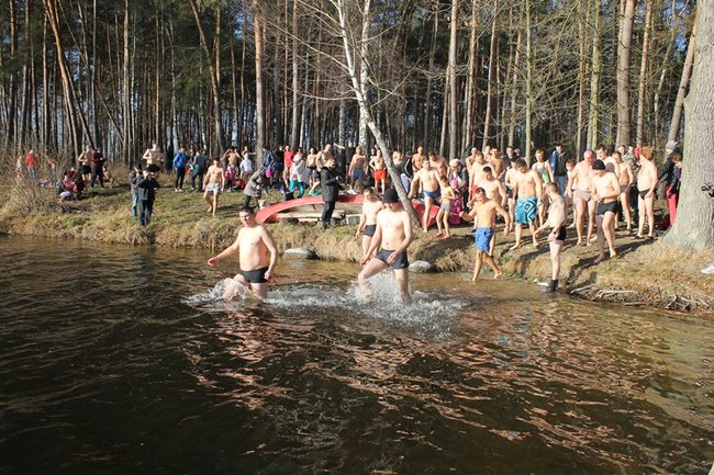 Kąpiel w lodowatej wodzie - zdjęcia