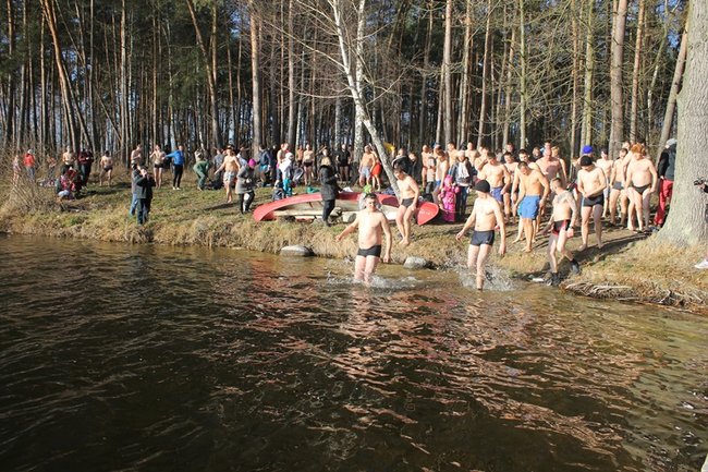 Kąpiel w lodowatej wodzie - zdjęcia