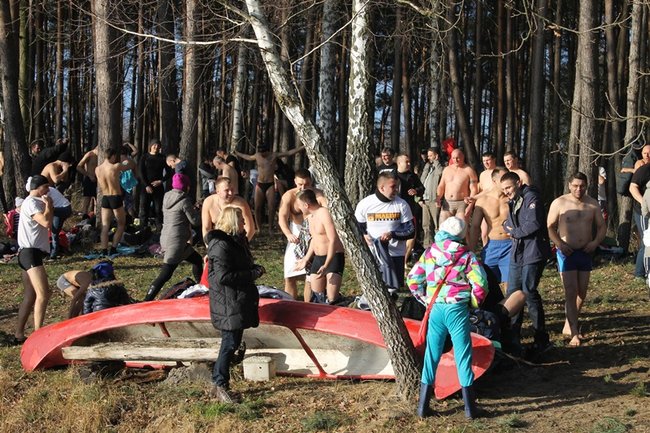 Kąpiel w lodowatej wodzie - zdjęcia