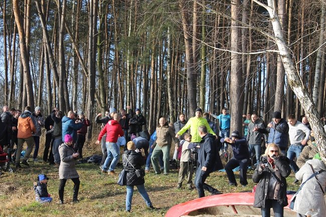 Kąpiel w lodowatej wodzie - zdjęcia
