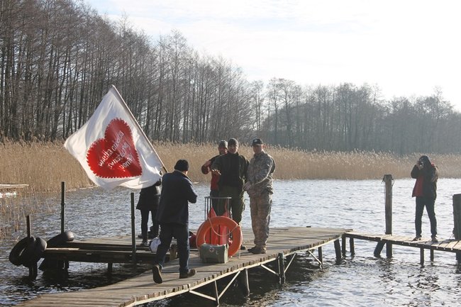 Kąpiel w lodowatej wodzie - zdjęcia