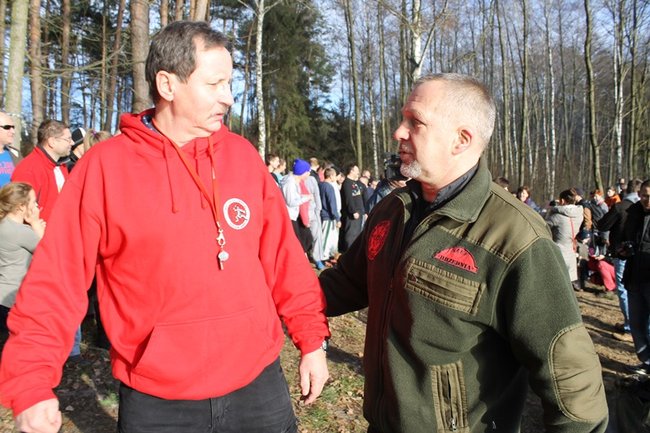 Kąpiel w lodowatej wodzie - zdjęcia