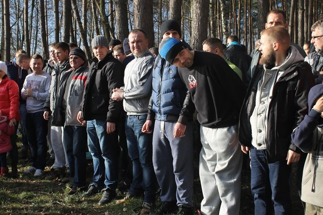 Kąpiel w lodowatej wodzie - zdjęcia