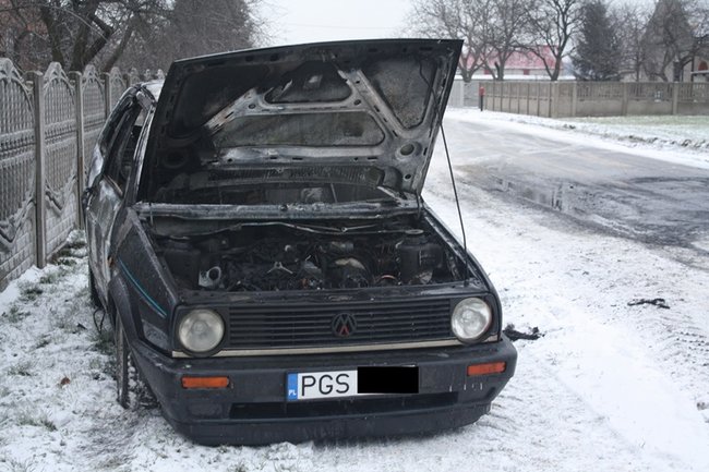 Samochód spłonął na drodze - zdjęcia