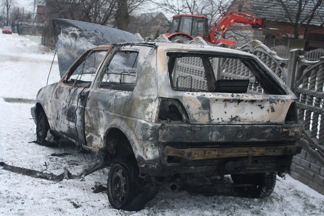 Samochód spłonął na drodze - zdjęcia
