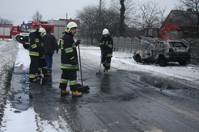 Samochód spłonął na drodze - zdjęcia