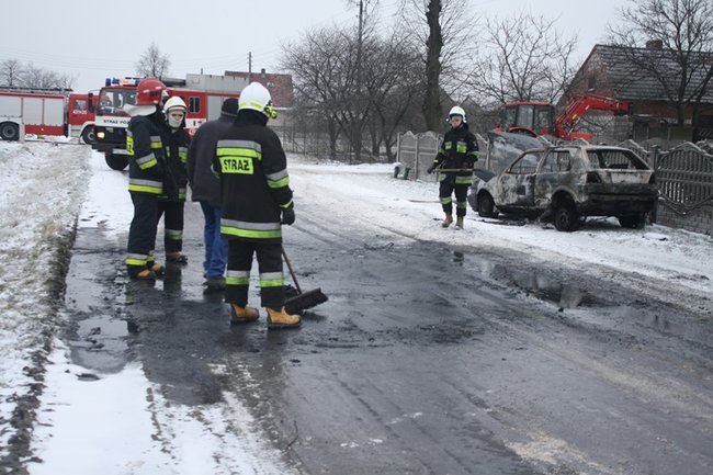 Samochód spłonął na drodze - zdjęcia