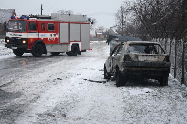 Samochód spłonął na drodze - zdjęcia