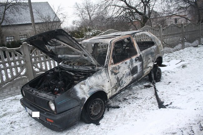 Samochód spłonął na drodze - zdjęcia