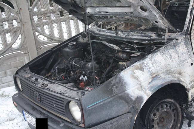 Samochód spłonął na drodze - zdjęcia