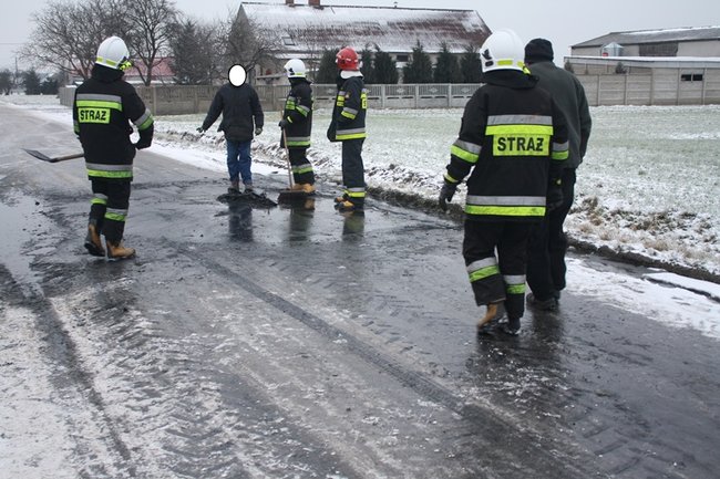 Samochód spłonął na drodze - zdjęcia