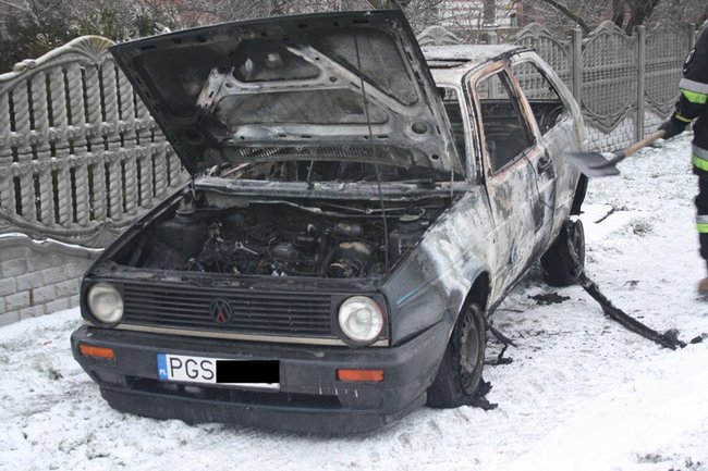 Samochód spłonął na drodze - zdjęcia