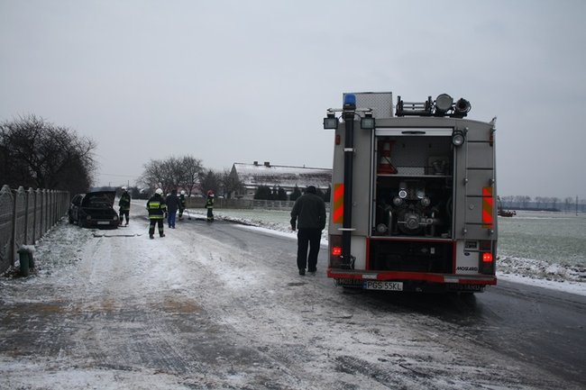 Samochód spłonął na drodze - zdjęcia